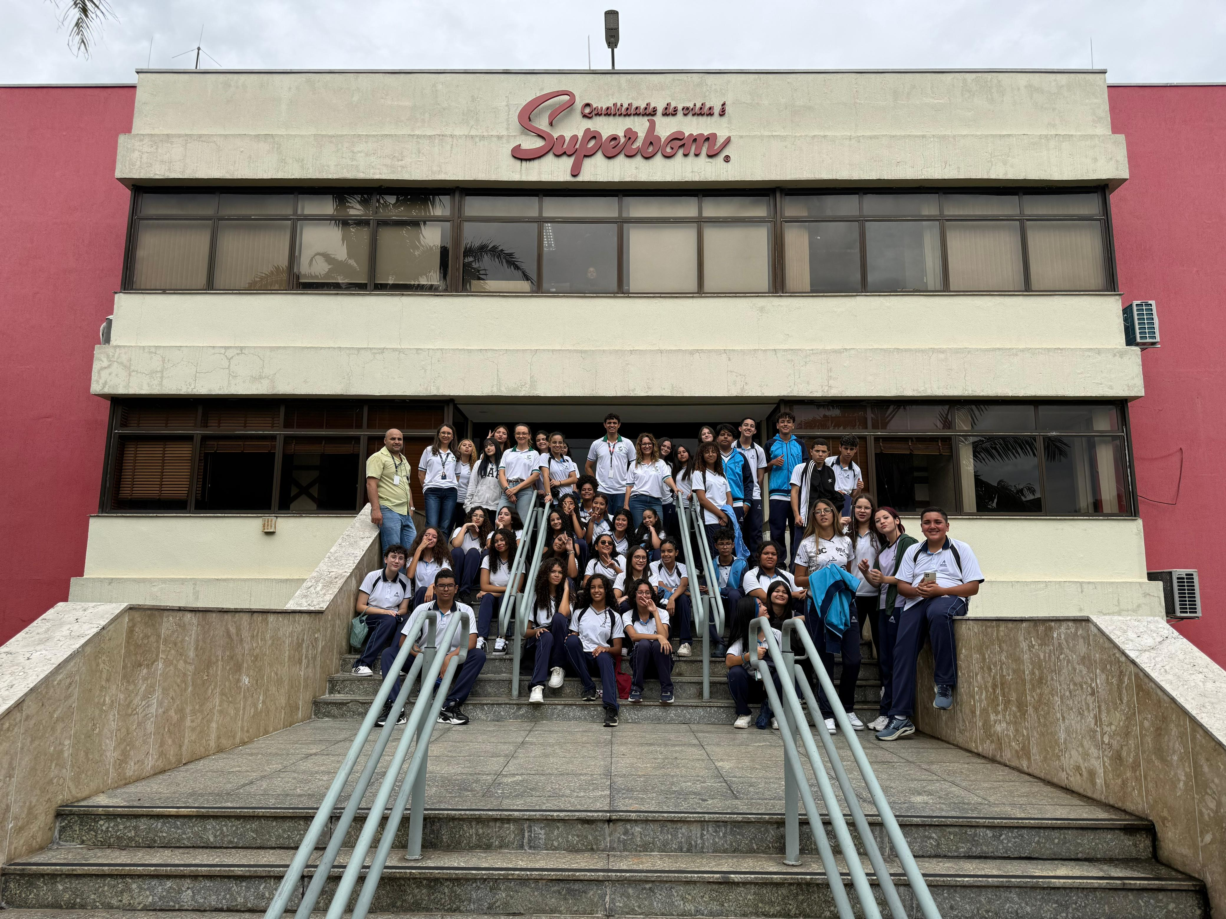 alunos na fábrtica da superbom