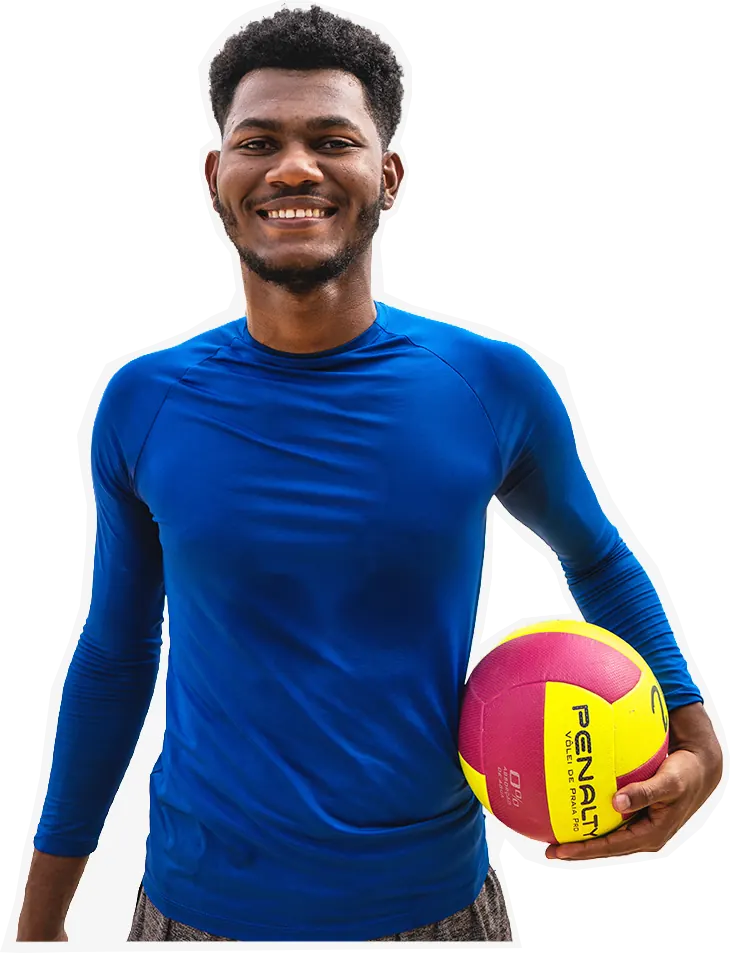 Estudante de Educação Física do UNASP segurando uma bola