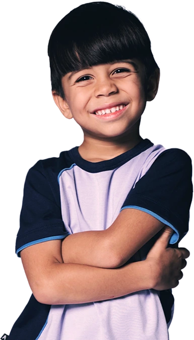 Menino sorrindo com uniforme do colégio