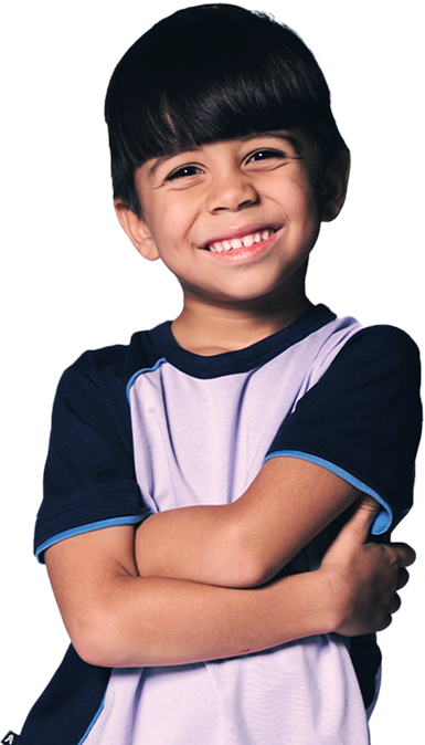 Menino sorrindo com uniforme do colégio