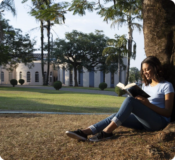 Estudante lendo no campus